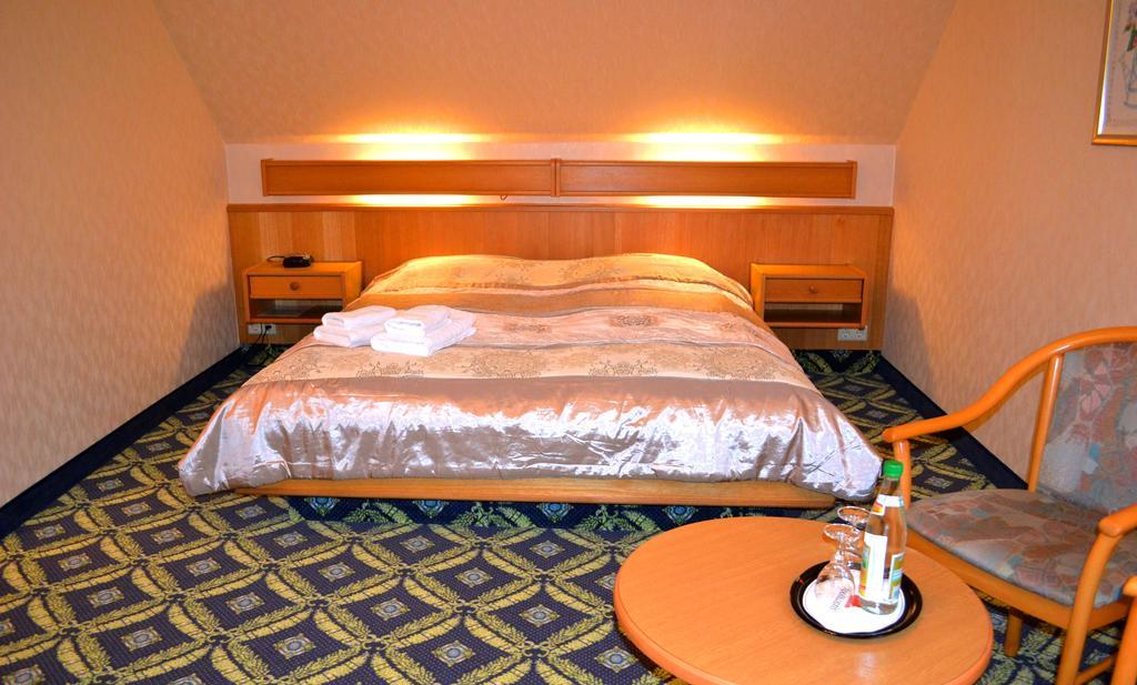 Hotel Zum Goldenen Hirsch Sankt Kilian Exteriör bild