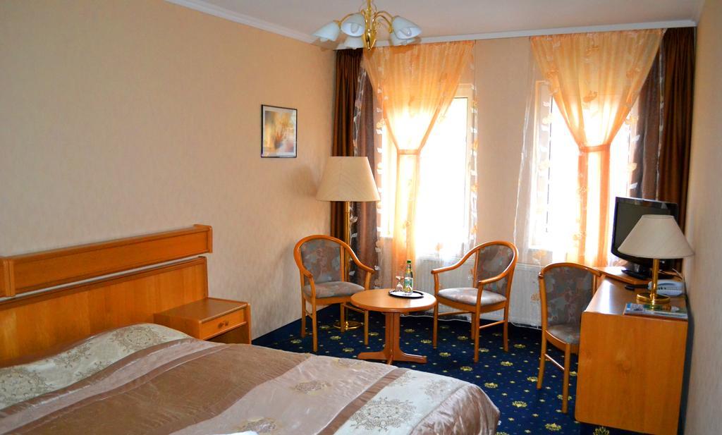 Hotel Zum Goldenen Hirsch Sankt Kilian Exteriör bild