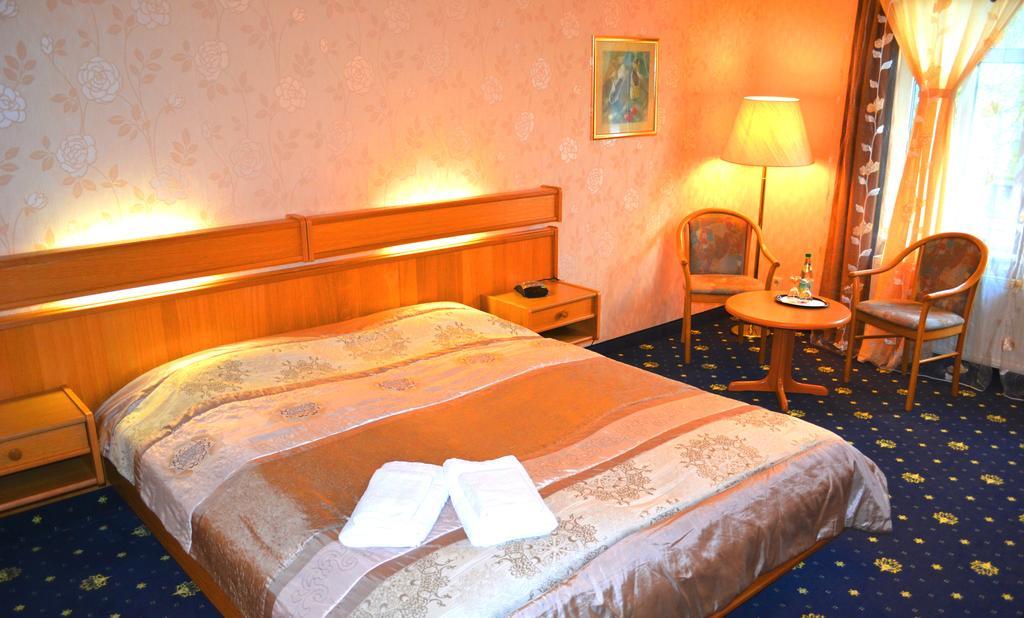 Hotel Zum Goldenen Hirsch Sankt Kilian Exteriör bild