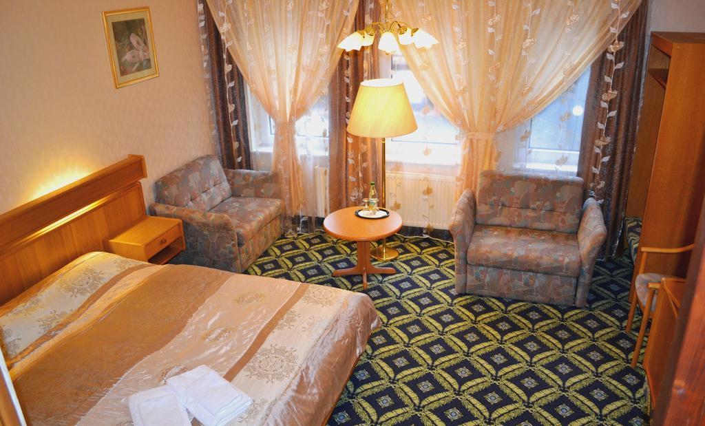 Hotel Zum Goldenen Hirsch Sankt Kilian Rum bild