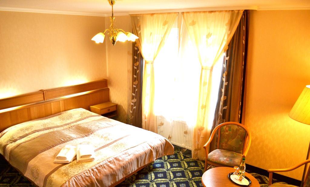 Hotel Zum Goldenen Hirsch Sankt Kilian Exteriör bild