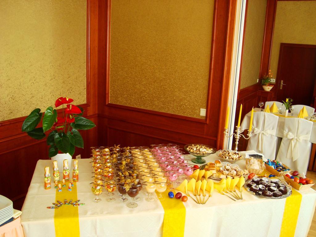 Hotel Zum Goldenen Hirsch Sankt Kilian Exteriör bild
