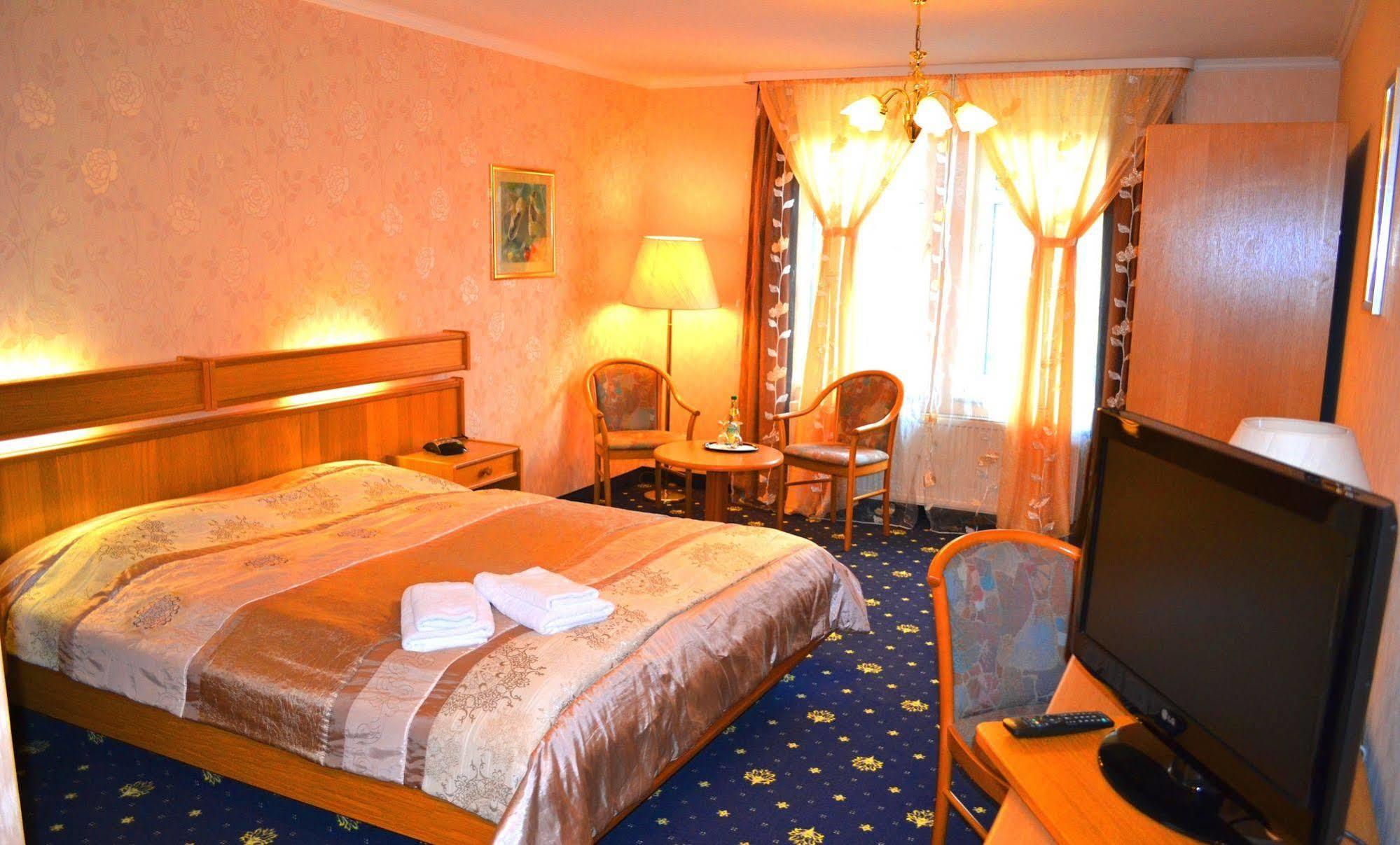 Hotel Zum Goldenen Hirsch Sankt Kilian Exteriör bild