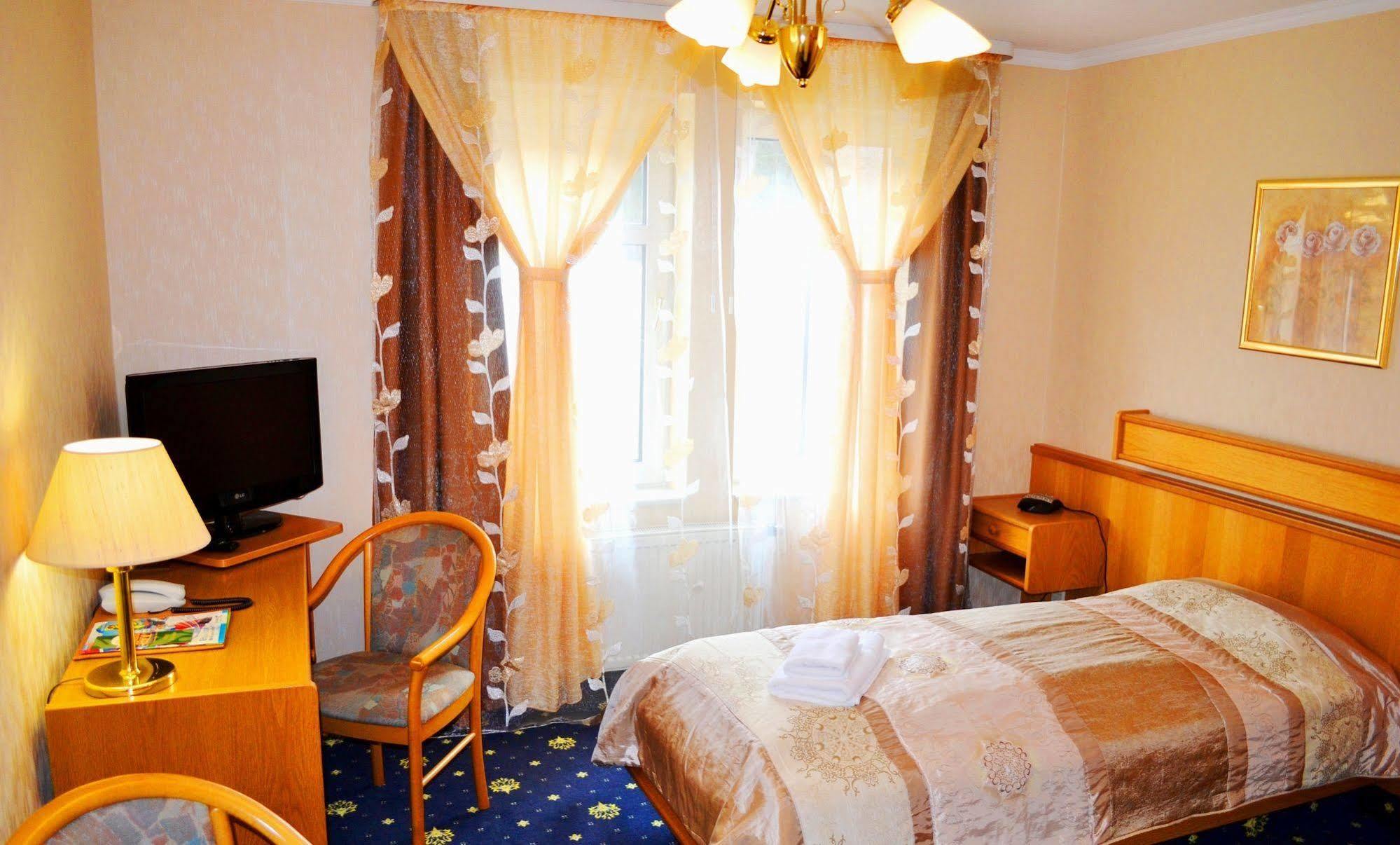 Hotel Zum Goldenen Hirsch Sankt Kilian Exteriör bild